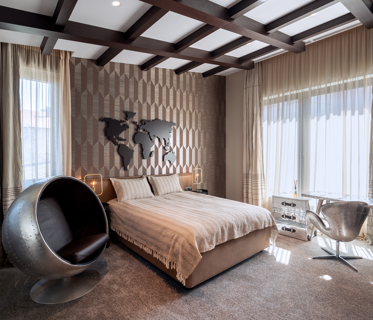 Модерен таванен с декоративни панели и акцентно осветление