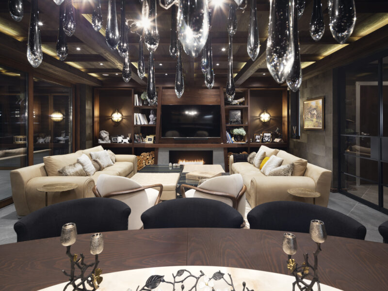 Луксозен old money интериорен проект на IDEA с порцелан, ръчно тъкани килими, мека светлина и антикварни мебели.